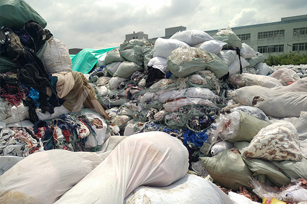 推積如山的邊角料如何處理?邊角料破碎機(jī)成完美解決方案