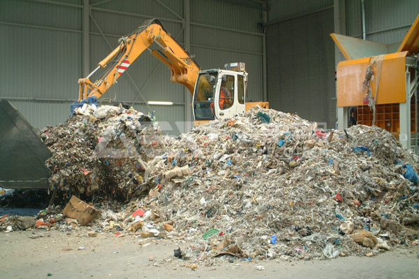 智能生活垃圾破碎機生產線,城市生活垃圾焚燒預處理系統現場