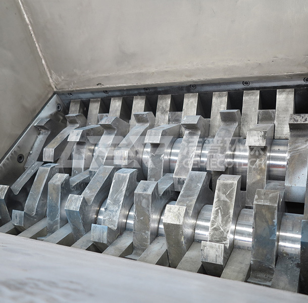 輪胎撕碎機設(shè)備刀具如何來維護和保養(yǎng)比較好