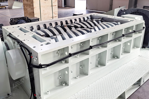 <a href=http://m.jmjdgg.cn/intelligent/24.html target=_blank class=infotextkey>雙軸撕碎機(jī)</a>外觀